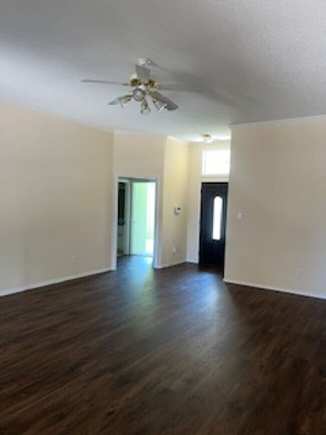 Building Photo - Three Bedroom/Two Bath Home, Two Car Garag...