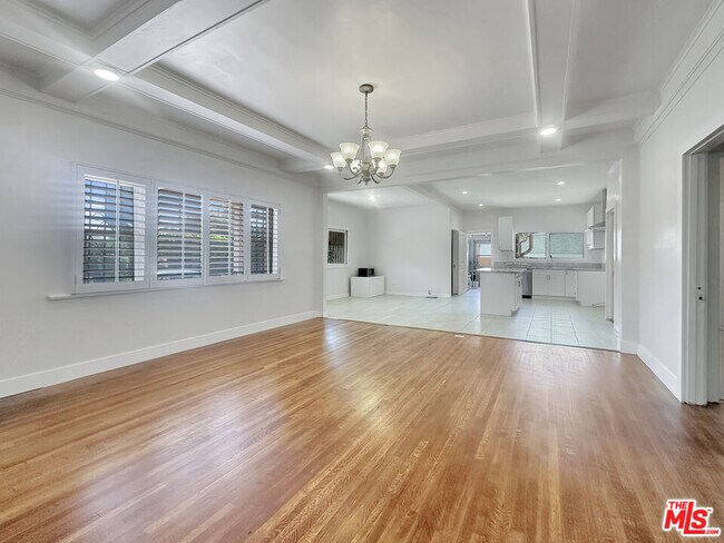 Foto del edificio - 1466 W 48th St