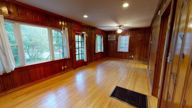 Building Photo - Downtown Cottage!