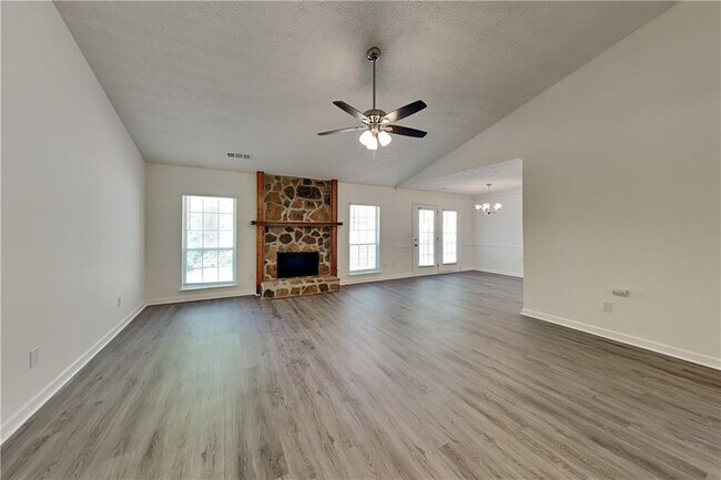 Foto del edificio - 5784 Shoal Creek Dr