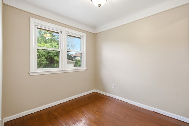 Building Photo - 9237 Birwood St