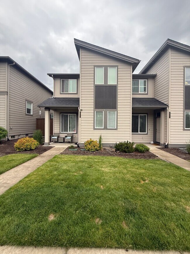 Foto del edificio - Beautiful 3 Bed/2.5 Bath Townhome - NE Bend