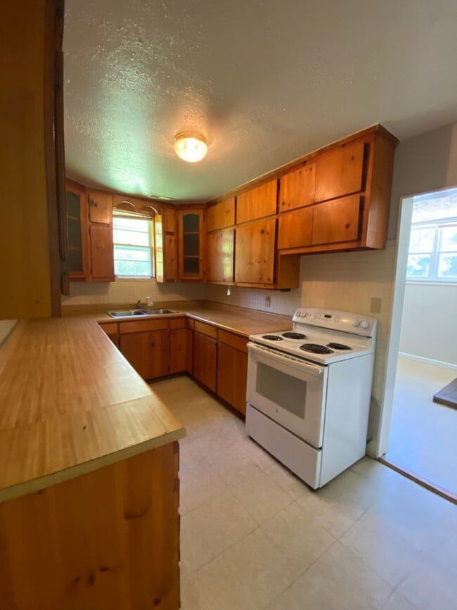 Building Photo - 731 W 44th St