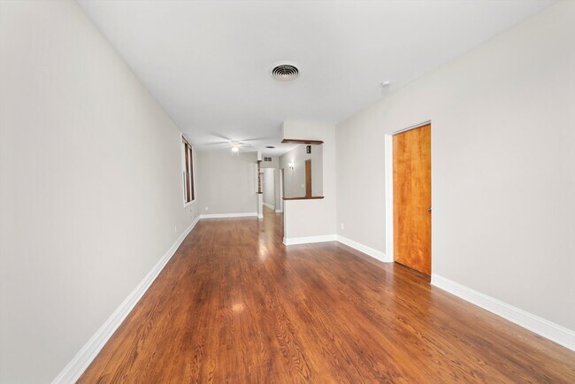 Foto del edificio - 2420 S Oakley Ave