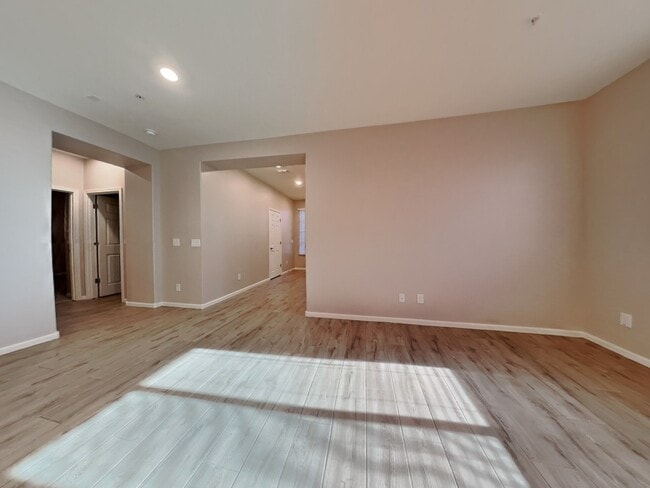 Building Photo - 21266 W Wilshire Dr
