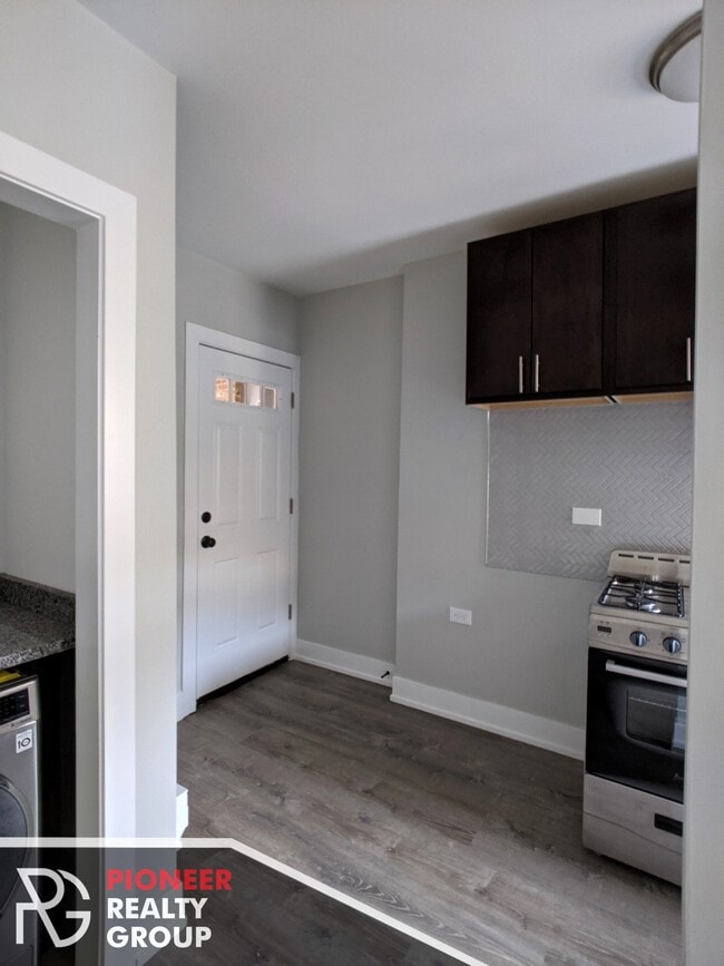 Building Photo - 437 W Belden Ave