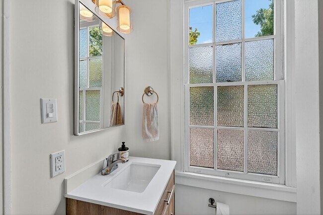 Building Photo - Gorgeous, Natural Light Filled Studio/1BA in Fairgrounds!
