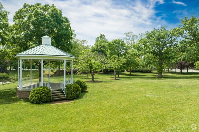 The Village of Lake Bluff downtown area is surrounded by the beautiful Village Green.