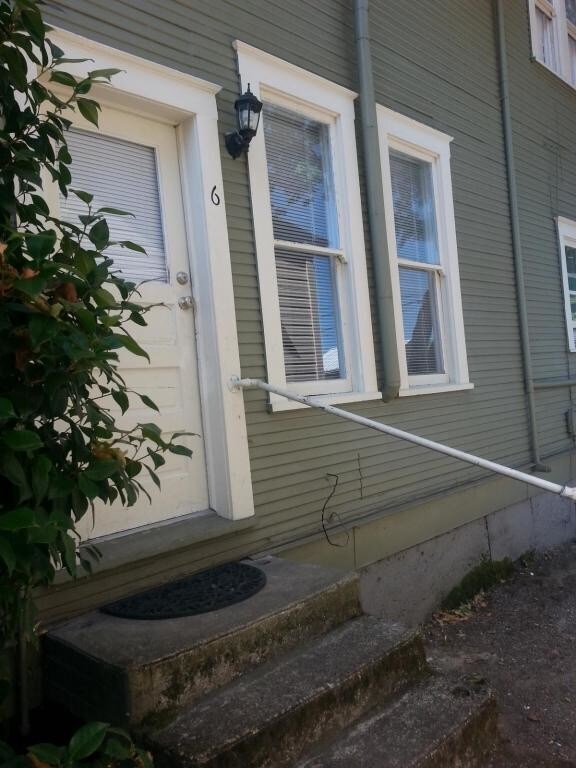 Primary Photo - 968 Se Pine St #6