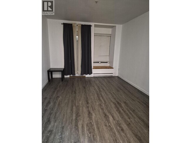 Building Photo - 6588 Southoaks Cres