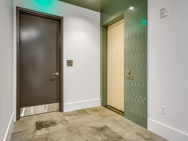 Foto del edificio - 5th & West Penthouse with Stunning Views