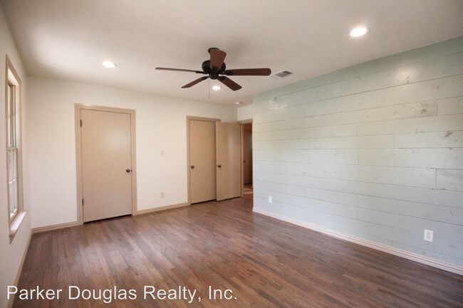 Building Photo - 3 br, 2 bath House - 106 W. Simmons St.