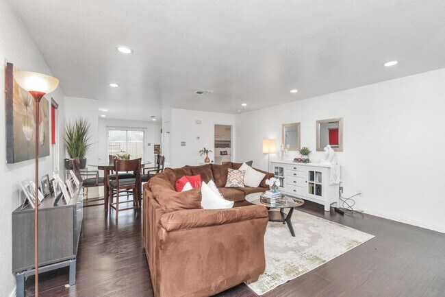 Foto del edificio - 7327 Enchanted Creek Dr