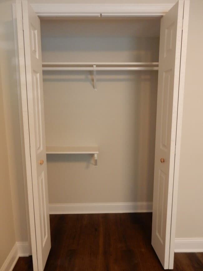 Building Photo - "Tiny" home offers one level living - WALK...