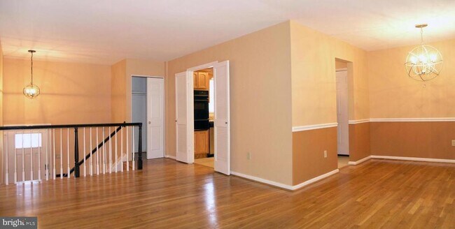 Building Photo - 2626 Bowling Green Dr