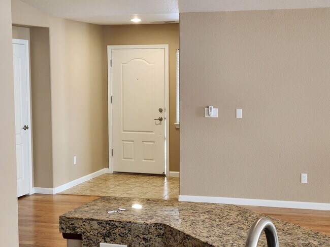 Foto del edificio - 4 Bedroom Home with 3 Car Garage in Dayton-Riverpark