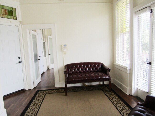 Building Photo - 230 E Park Ave