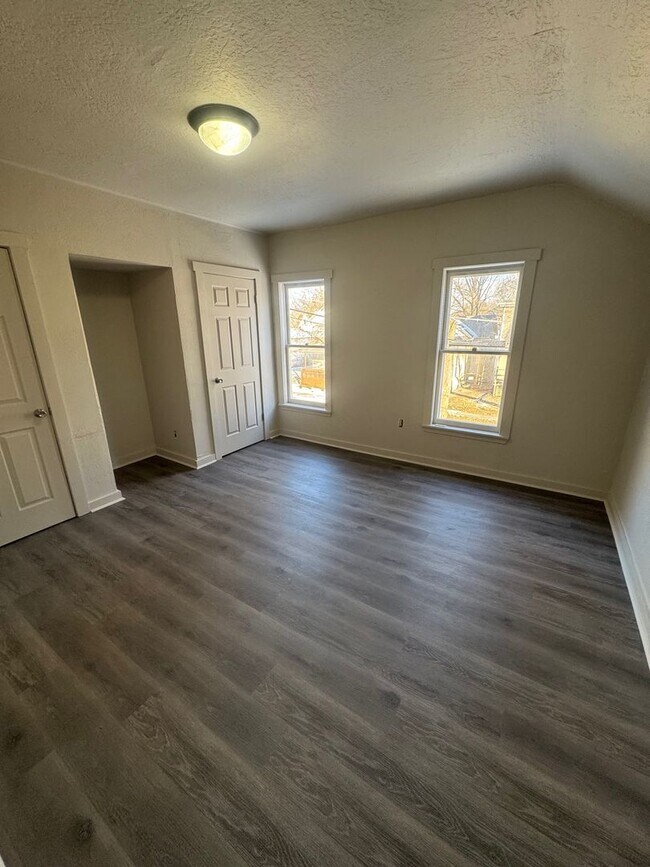 Building Photo - 315 Center St