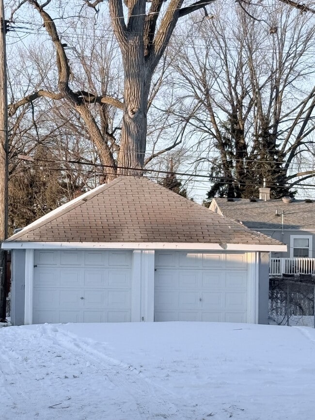 Garage - 11203 Jackson Ave