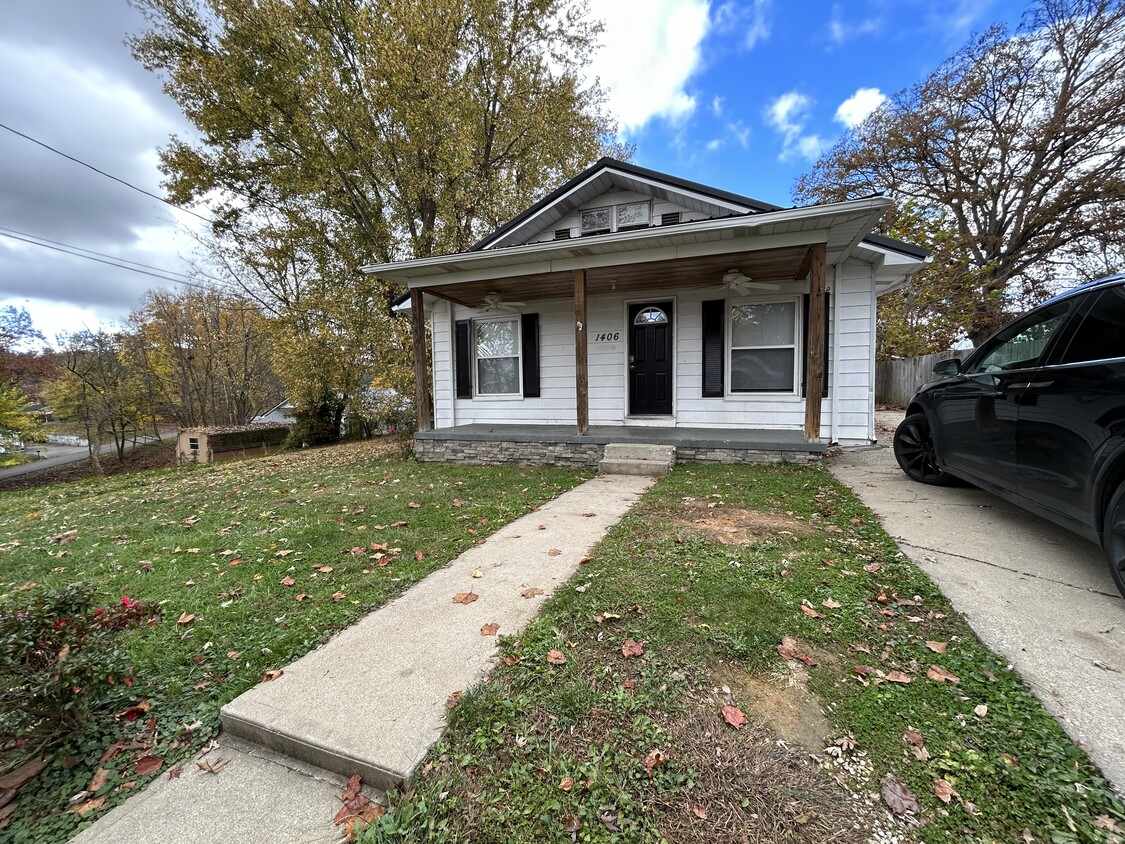 Covered front porch with ceiling fans. - 1406 Spruce St