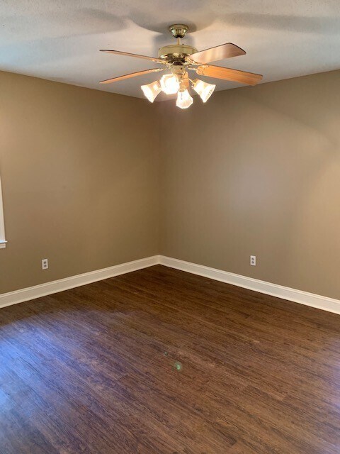 Building Photo - Price Drop!!! Large 3 Bedroom/2 Bath Home