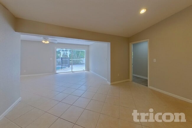 Building Photo - 14980 Crown Dr