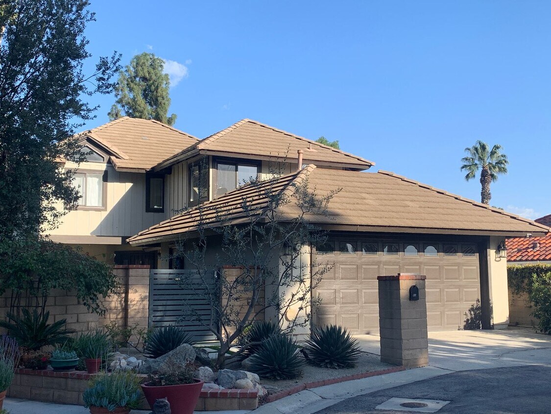 Foto principal - Beautiful 3 Bedroom / 3 Bathroom Townhouse...