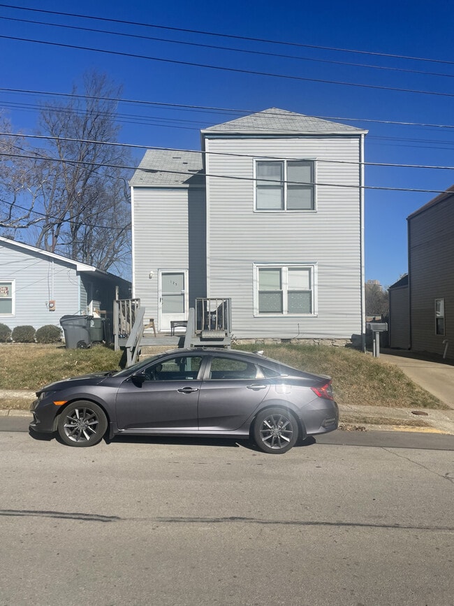 Building Photo - 127 Montmullin St