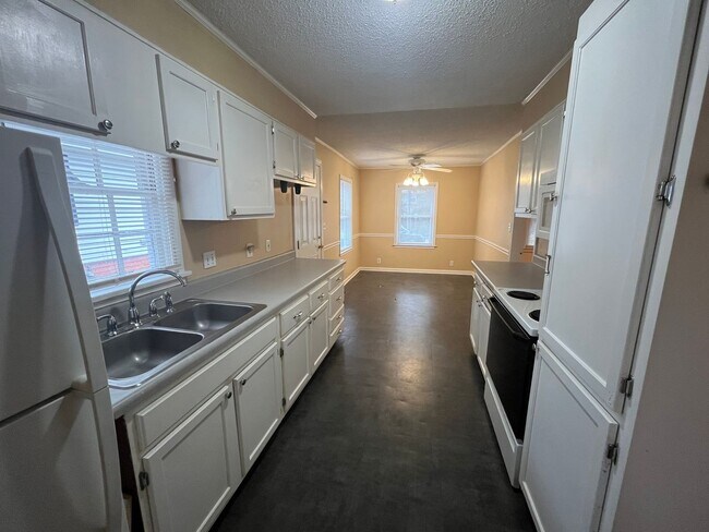 Building Photo - 2108 Harlee St