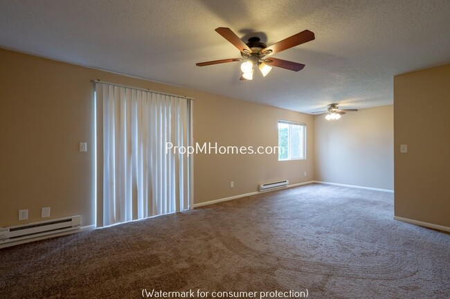 Building Photo - 1549 N Manzanita St