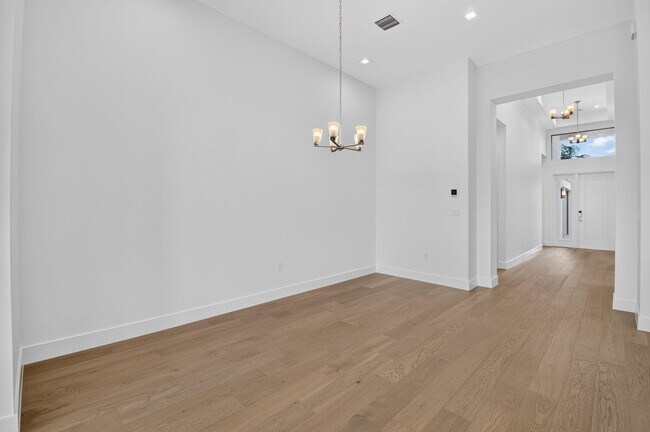 Foto del edificio - 9724 Juniper Bay Ave