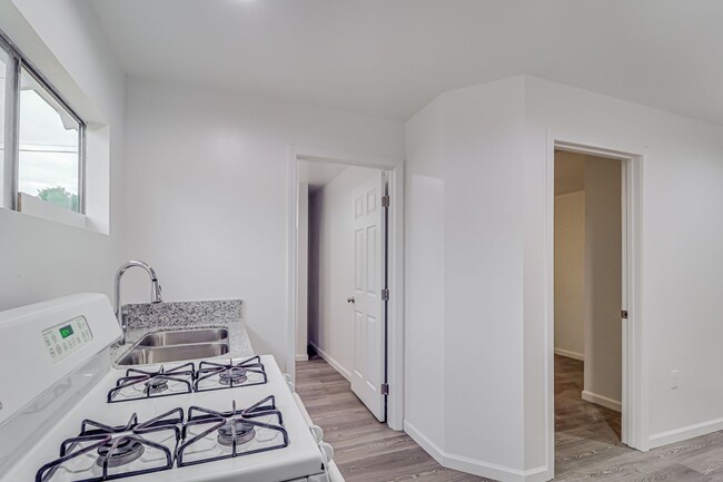 Building Photo - Remodeled 1 Bed with Private Yard & Parking – Don’t Miss This!