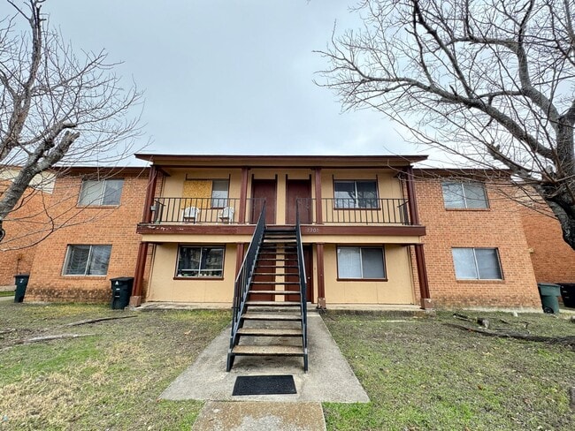 Building Photo - 2202 Hunt Dr