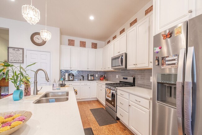 Foto del edificio - Gorgeous 3-Bed, 3-Bath Home in Ketcher Farm- Theater Room & Fenced Yard!