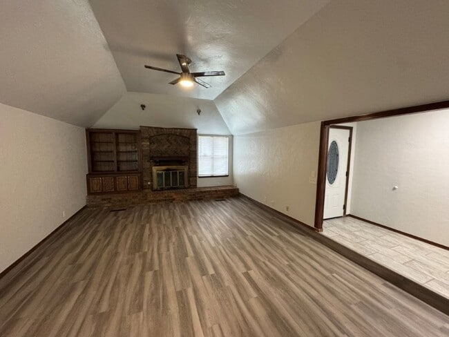 Foto del edificio - New flooring and tile, great location, lar...