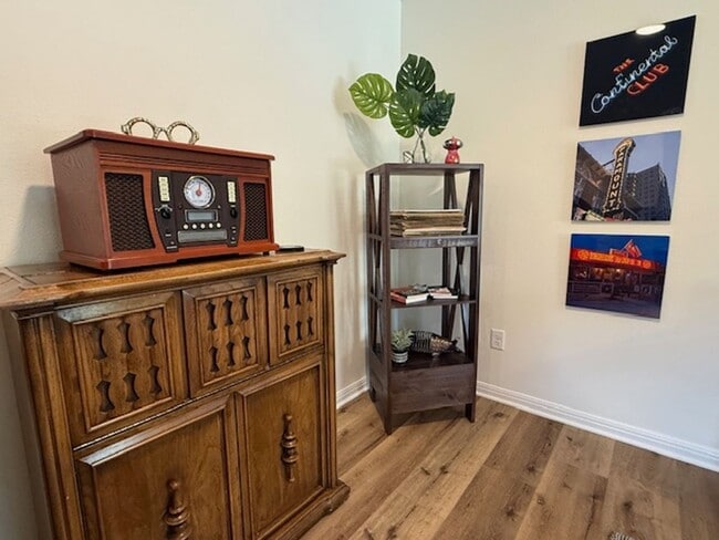 Foto del edificio - FULLY FURNISHED Townhome in Bobcat Village!