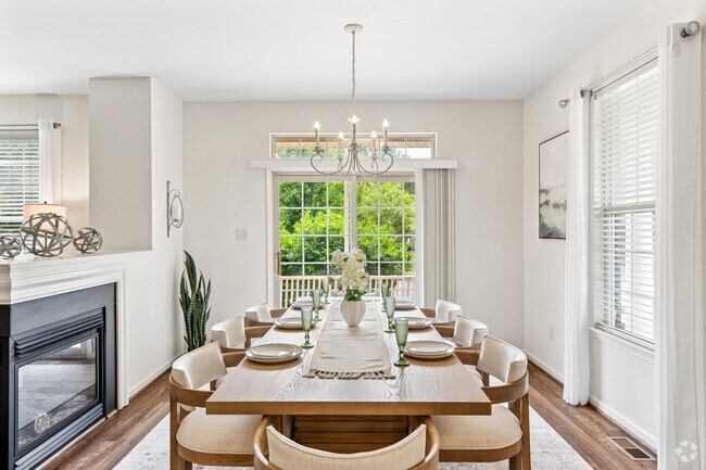 3 habitaciones, 2 baños - 2002 pies cuadrados - Comedor - Heritage Orchard Hill