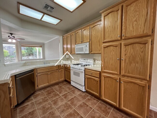 Foto del edificio - Beautiful Folsom 3bd/2ba Home with RV Access!