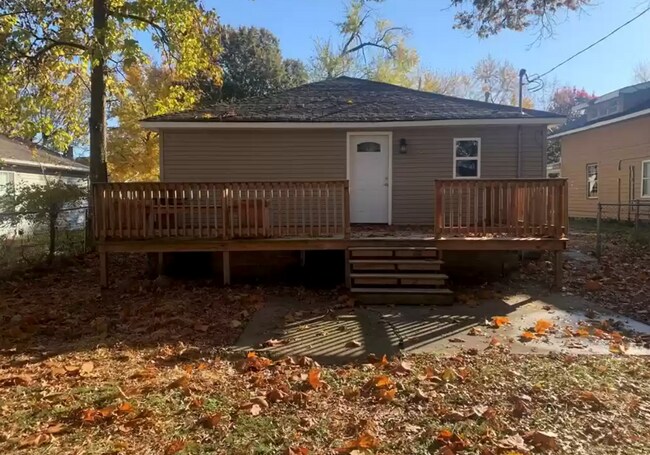 Building Photo - Nice 3 Bedroom 2 Bath Home with a Fenced B...