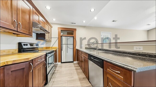 Foto del edificio - 5200 Heins Rd NE