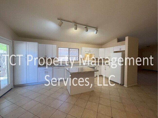 Foto del edificio - Charming 4 Bedroom in Great Location!