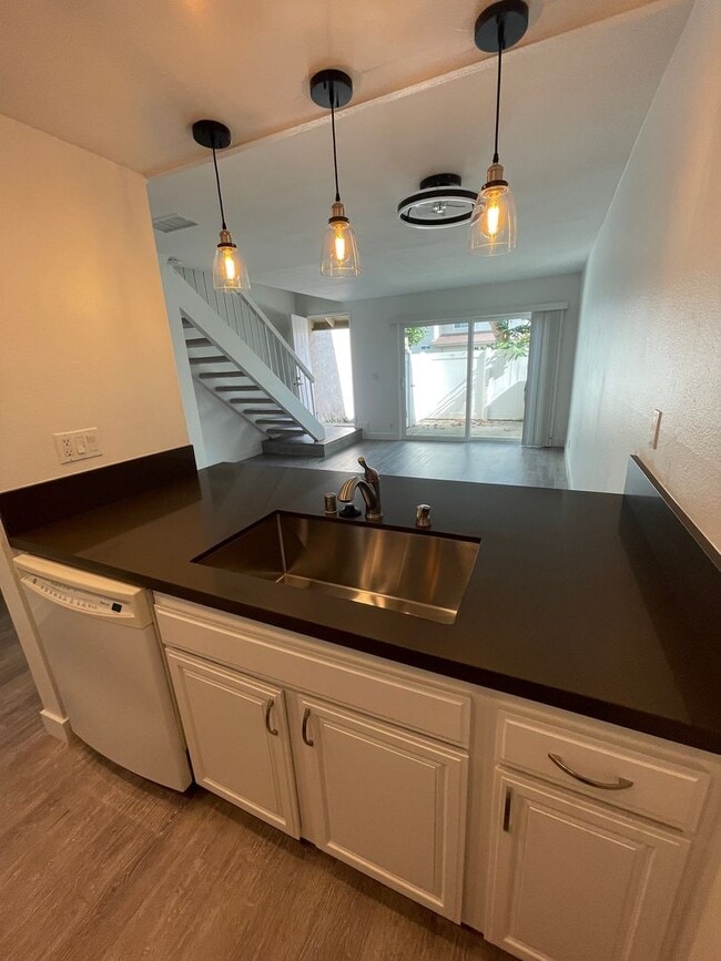 Building Photo - Super Quaint Gated Community - 2BR/1.5 Bath