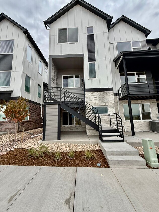 Foto principal - NEW CONSTRUCTION Gorgeous 2 Bedroom in clo...