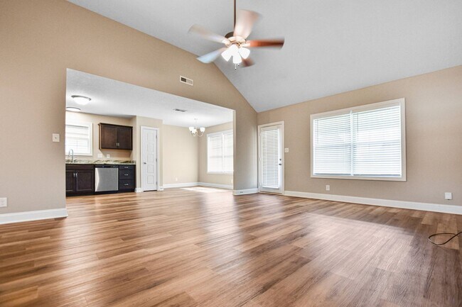 Building Photo - Pet Friendly Three Bedroom!