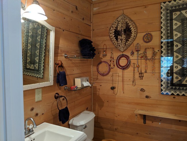 Bathroom, tub/shower, ped. sink - 901 Lyttleton St