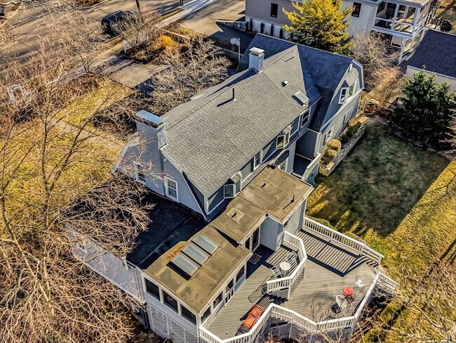 Foto del edificio - 243 Upland Ave