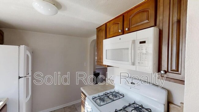 Foto del edificio - 2436 E Monument St