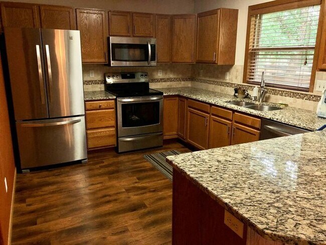 Building Photo - 2444 Forsythia Dr