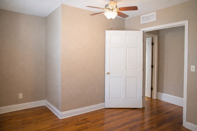 Foto del edificio - 928 15th Ave SE