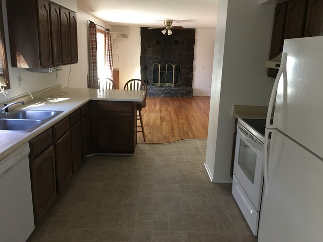 Cocina con vista a un área de estar - 1127 Sunburst St